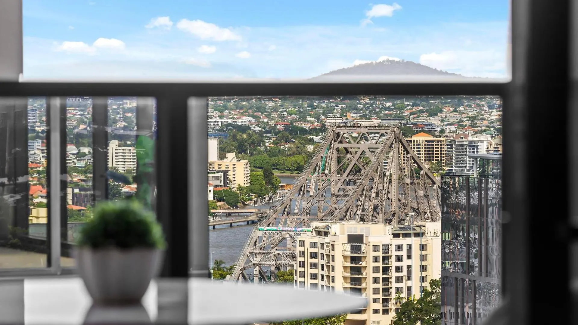 Stylish Valley Pad With City Views, Rooftop And Wi-Fi Brisbane Appartement