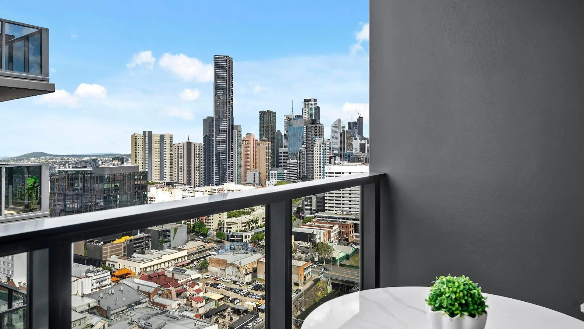 Stylish Valley Pad With City Views, Rooftop And Wi-Fi Brisbane 0*,